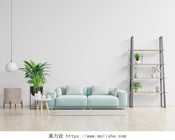 空荡荡的客厅里有蓝色的沙发植物和桌子在空荡荡的白墙背景